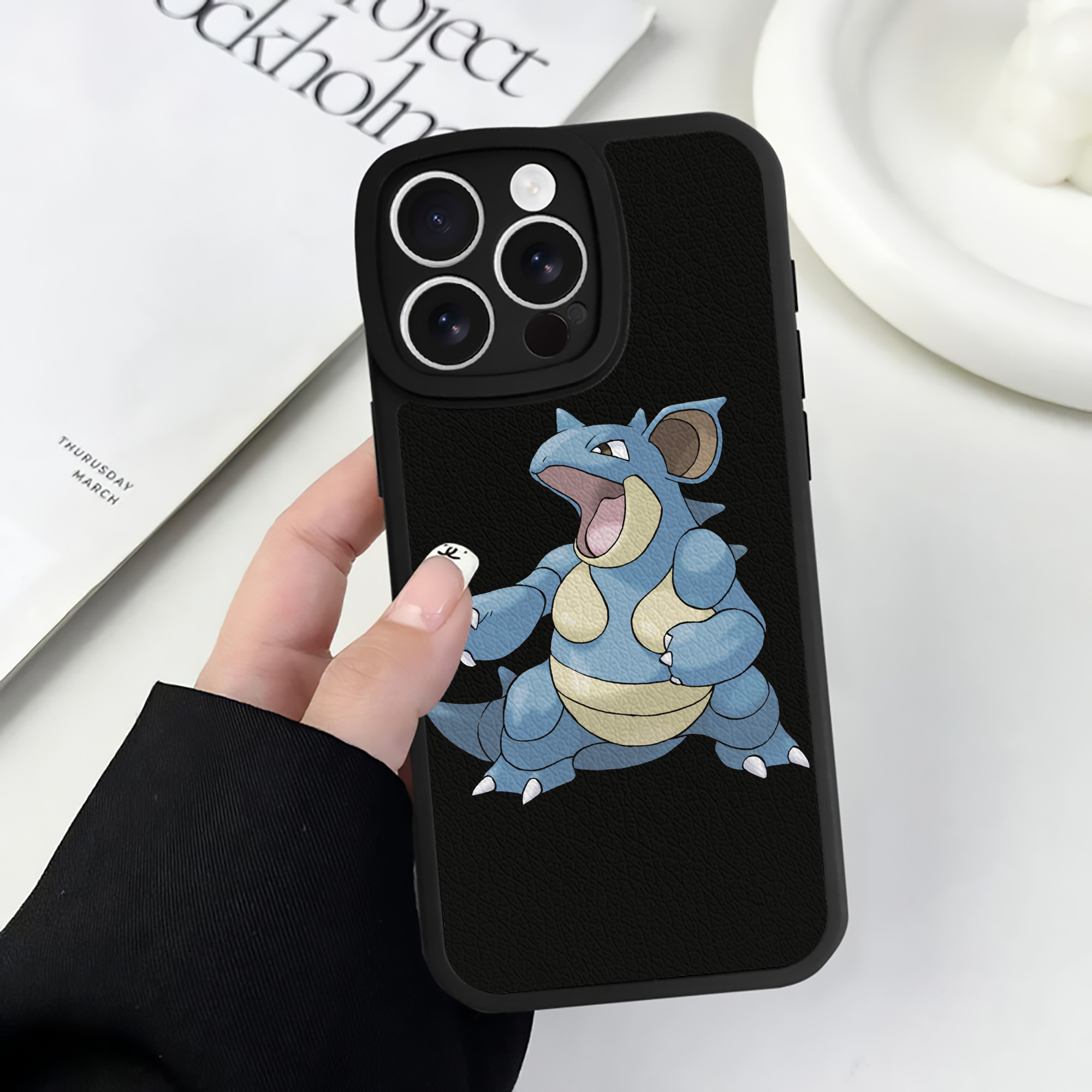 （画像用） ポケットモンスター Pokémon 【iPhone 16シリーズ対応】シリコンスマホケース（レザー調） 材質：シリコン